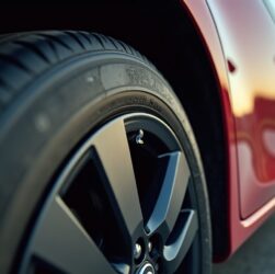 Pression des pneus Toyota Yaris : guide complet des valeurs idéales selon le modèle et l'utilisation